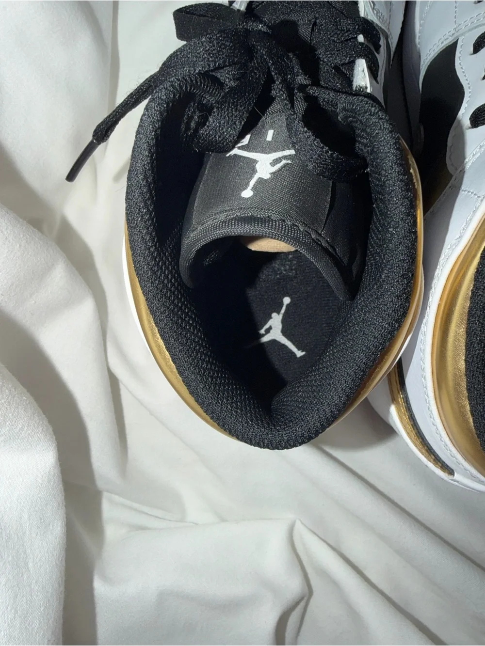 Air Jordan 1 Mid GS White Gold